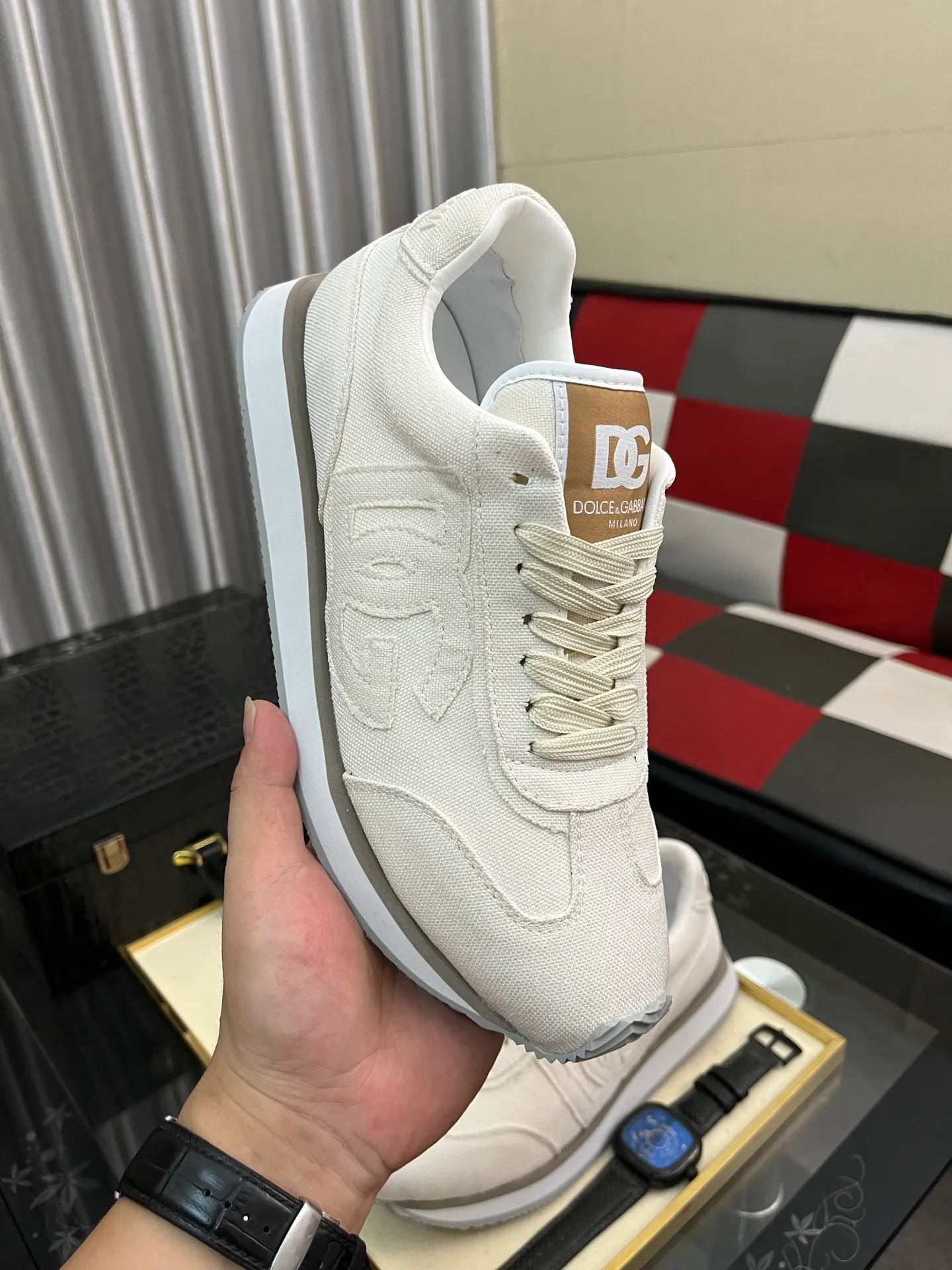 Men's shoes 💰458⌚️⌚️DG's latest popular casual shoes 🔥🔥, the tongue has the brand's iconic details, and the combination of silk cowhide and cow suede enhances the style. Fashionable and versatile, it can complement any look. Create an exquisite design with unique dynamic vitality and modern atmosphere, showing modern elegance. Size: 36-464️⃣colors available